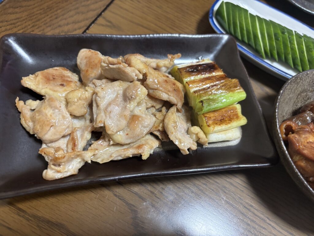 鶏ハラミ塩麹焼きと焼きネギの盛り付け