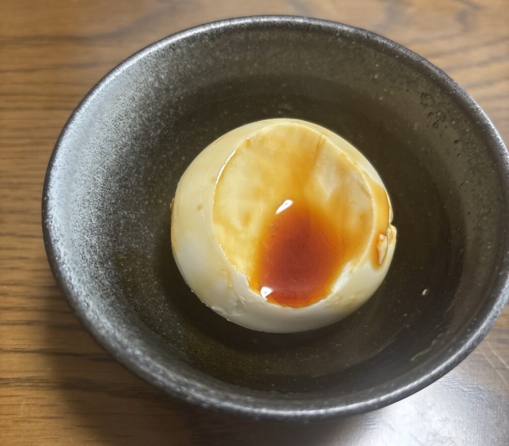 濃厚でもっちりした牧歌の白いプリンの断面