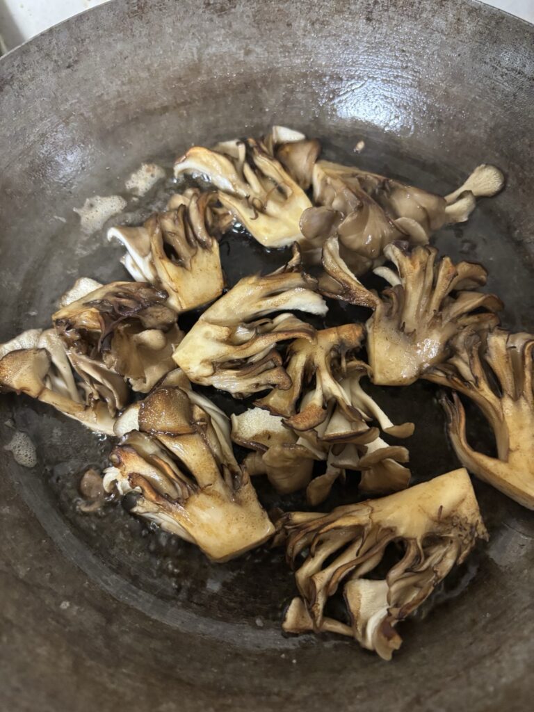 舞茸バターソテーをフライパンで焼き付けている様子