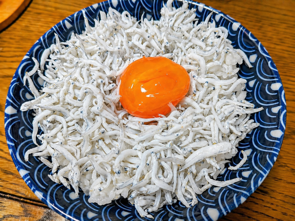 コストコしらすをたっぷりのせた卵黄しらす丼（大人茶碗）