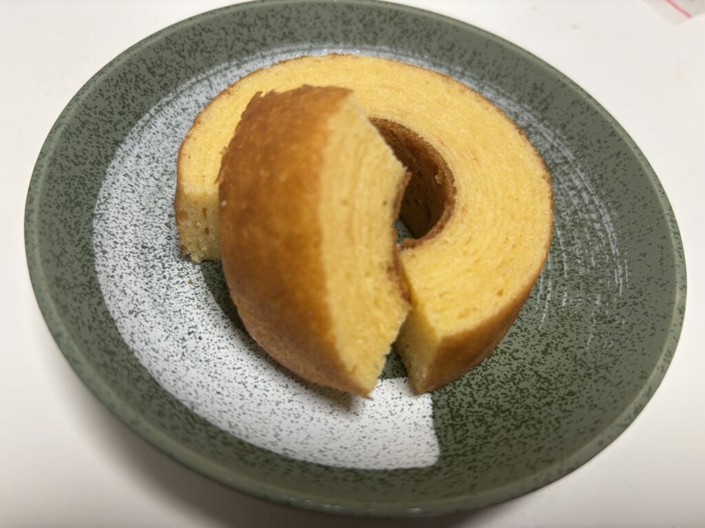 カットしたしっとりなめらかおとなのばうむ塩キャラメル