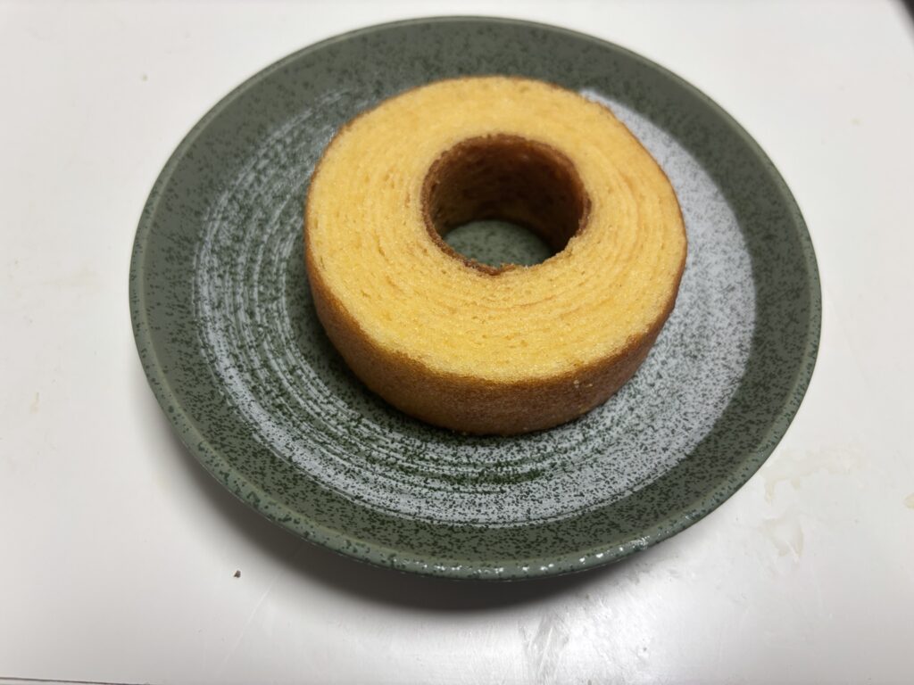コストコのしっとりなめらかおとなのばうむ塩キャラメルを皿に盛り付けた様子