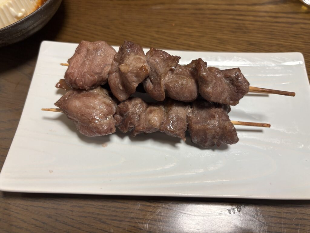 家で焼いた豚ツラミの串焼きを白い皿に盛り付けた写真