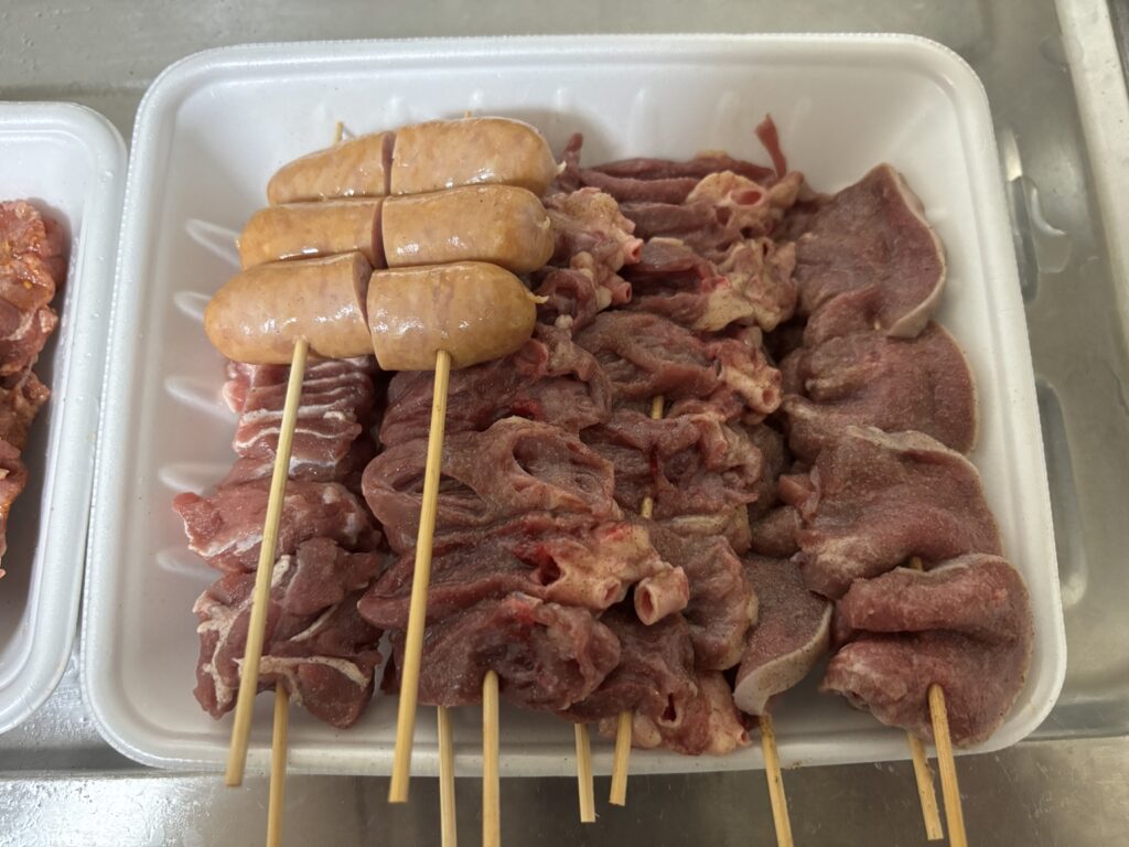 ロピアで買った鶏心臓や豚肉、ソーセージを串に刺した家串焼きの仕込み写真