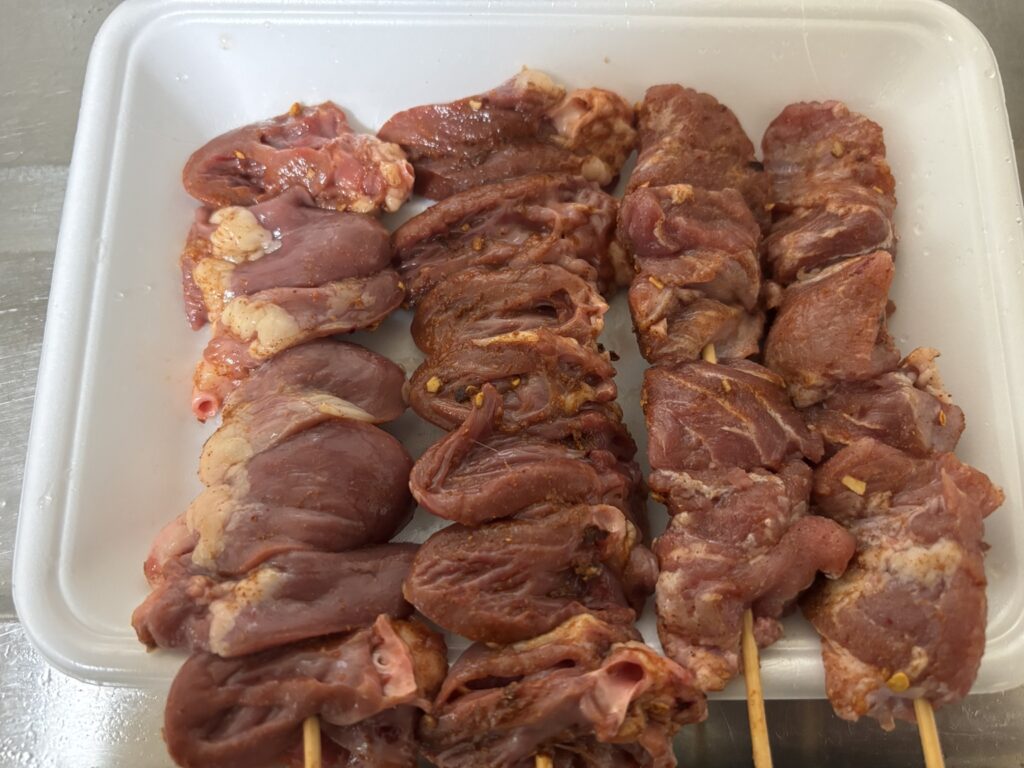 ロピアの肉で作った鶏心臓と豚タン、豚ツラミの焼き串写真