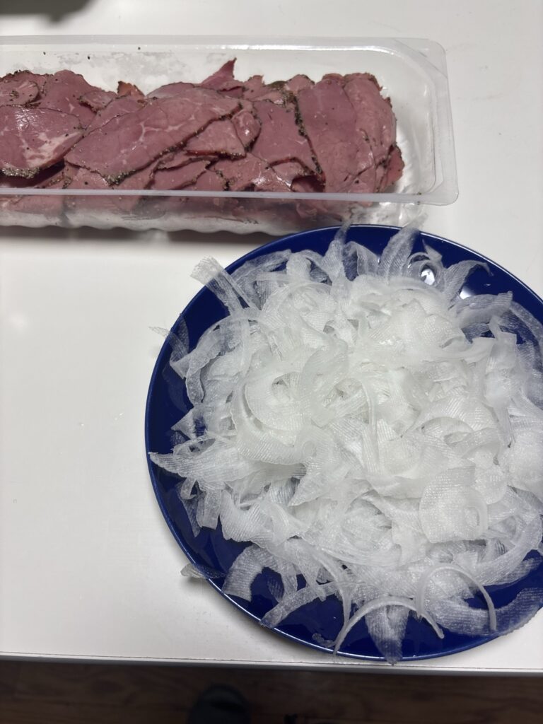 コストコのパストラミビーフと山盛りオニオンスライス