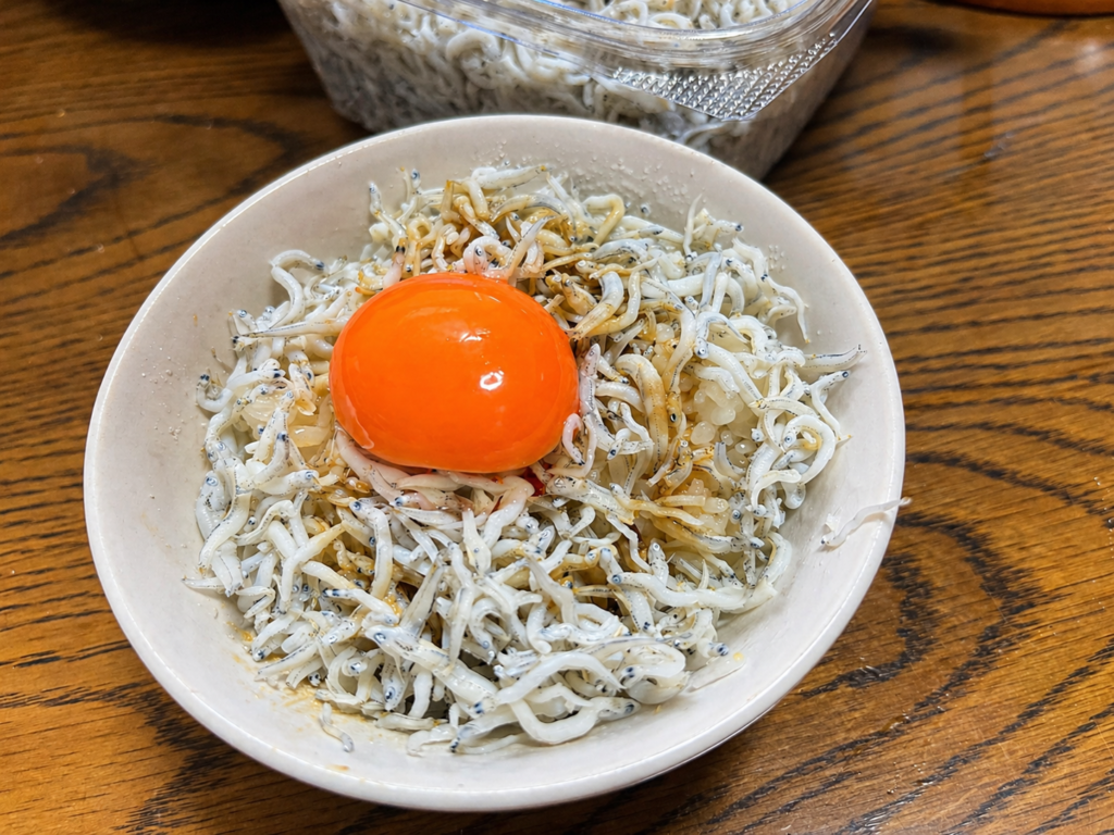 コストコしらすをたっぷりのせた卵黄しらす丼（子供茶碗）