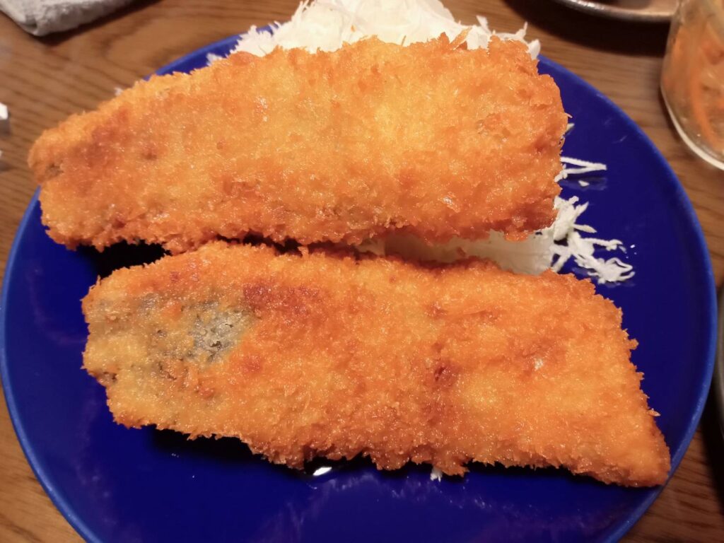 千切りキャベツと一緒に盛ったアジフライとマヨネーズに合うおかず