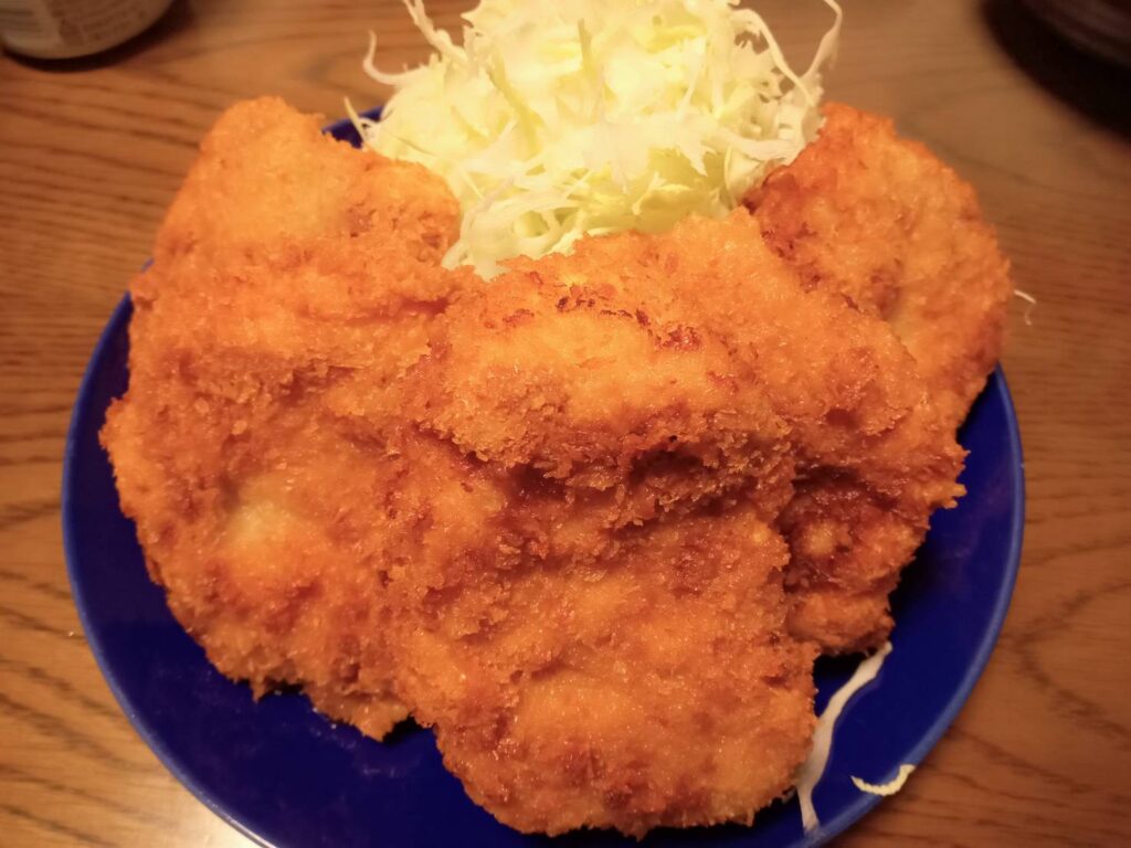千切りキャベツと一緒に盛ったチキンカツとマヨネーズに合うおかず