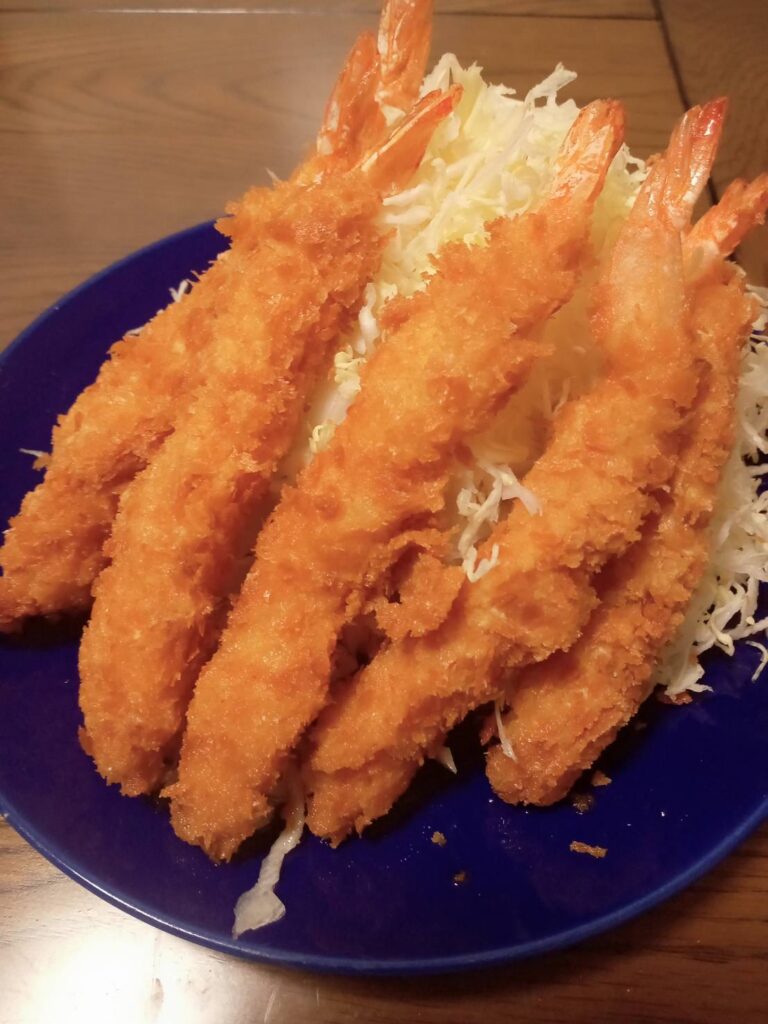 千切りキャベツを添えたエビフライとマヨネーズに合う定番おかず