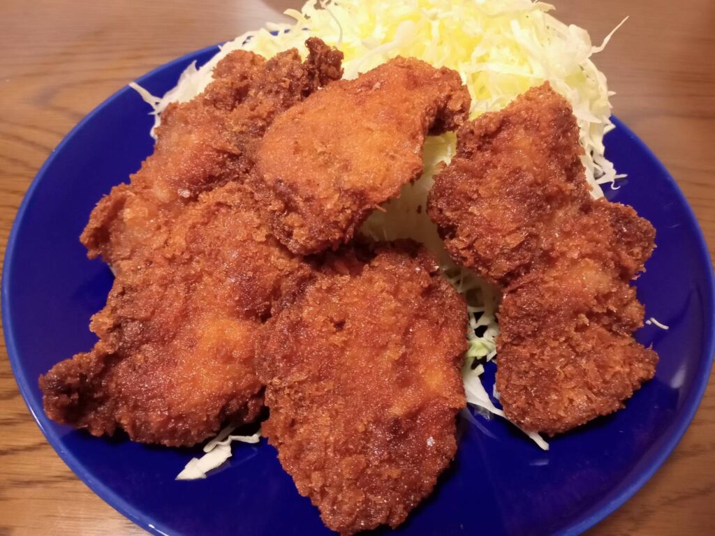 千切りキャベツと一緒に盛ったヒレカツとマヨネーズに合うおかず