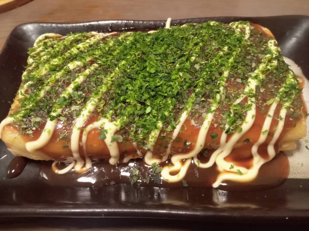 卵焼き器で四角く焼いたたこ焼き風のおつまみにソースとマヨネーズをかけた写真