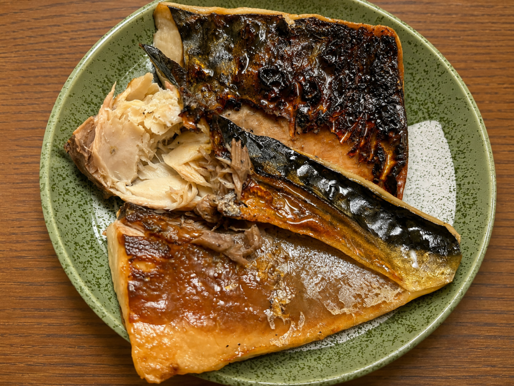 解凍してから焼いたコストコ塩サバのふっくらした身と断面