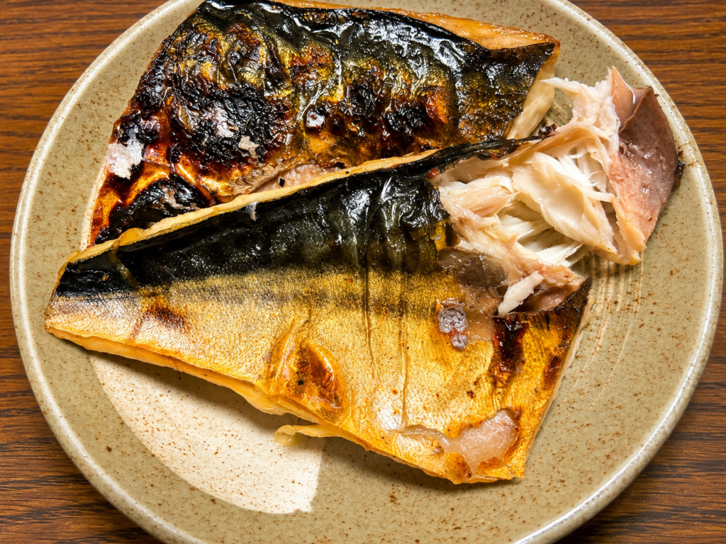 冷凍のまま焼いたコストコ塩サバのふっくらした身と断面