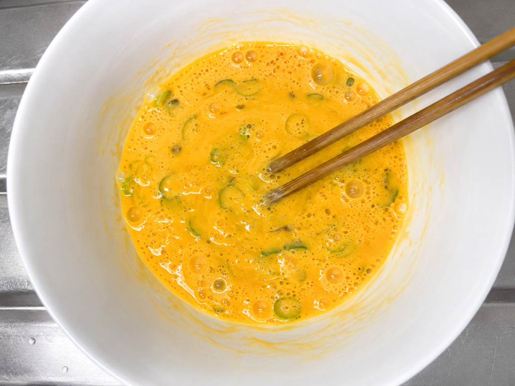 納豆とマヨネーズ、納豆のタレを混ぜている様子