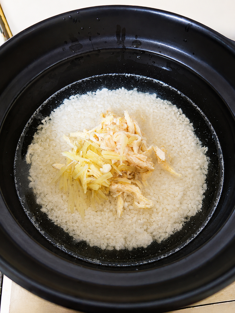 鶏の茹で汁と生姜で炊くカオマンガイ風ご飯の準備