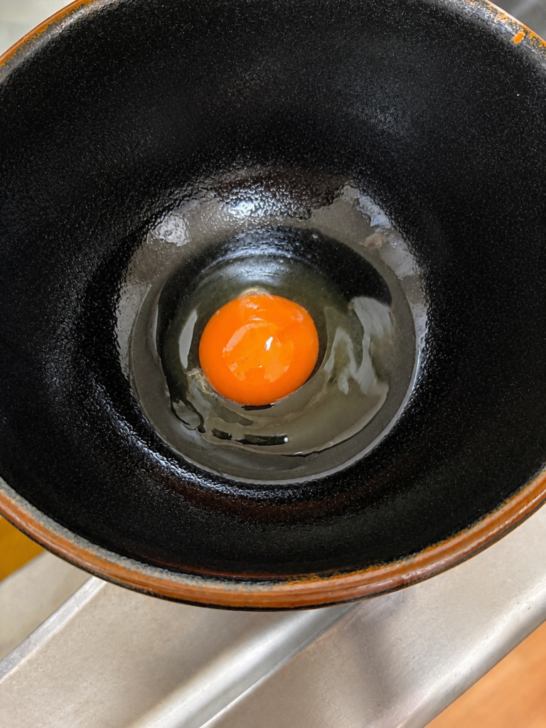 釜玉うどん用の器にコストコの卵を割り入れた様子