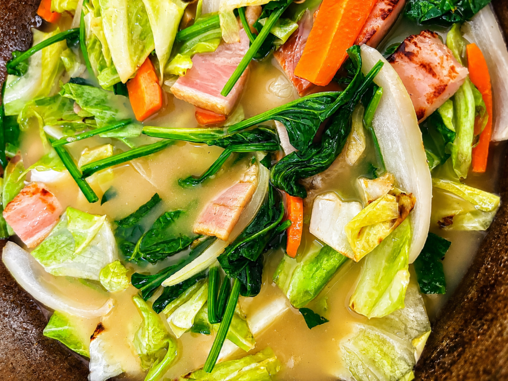 野菜たっぷりのあんを煮込んでいる様子