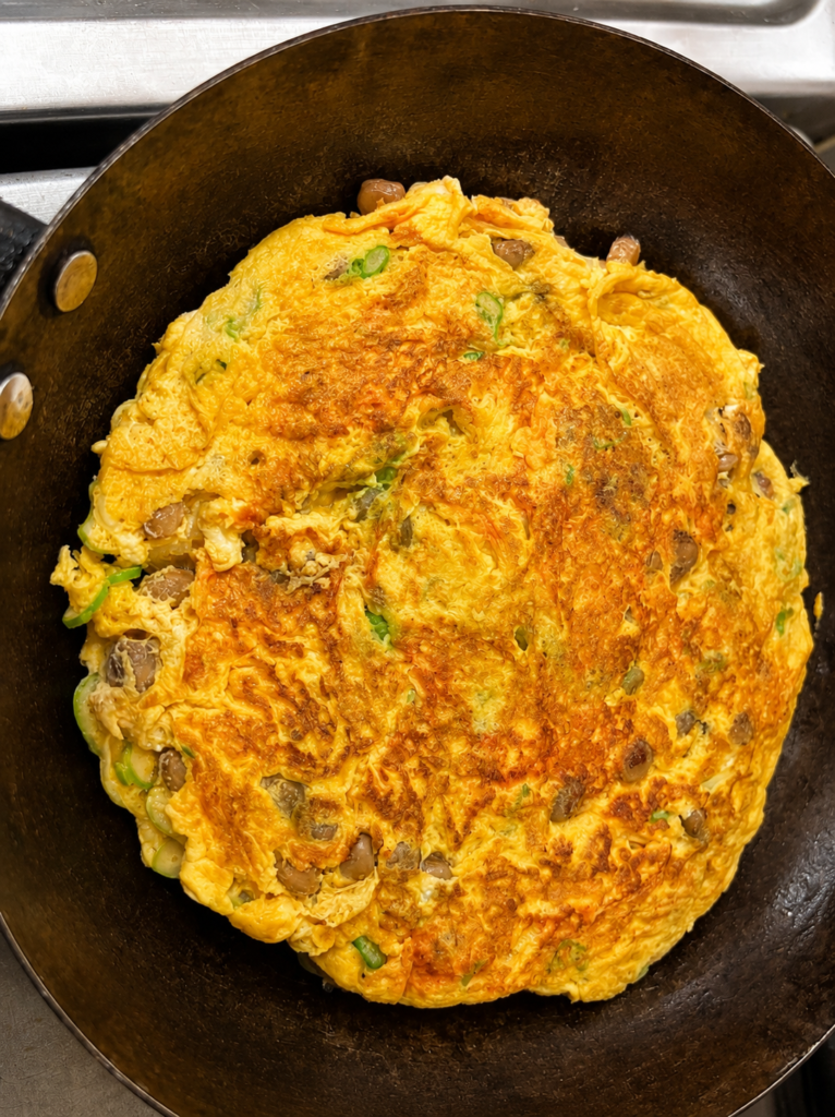 納豆、卵、長ネギを混ぜた納豆卵焼きの卵液