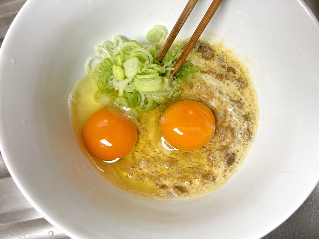 納豆にコストコ卵と長ネギを加えた状態