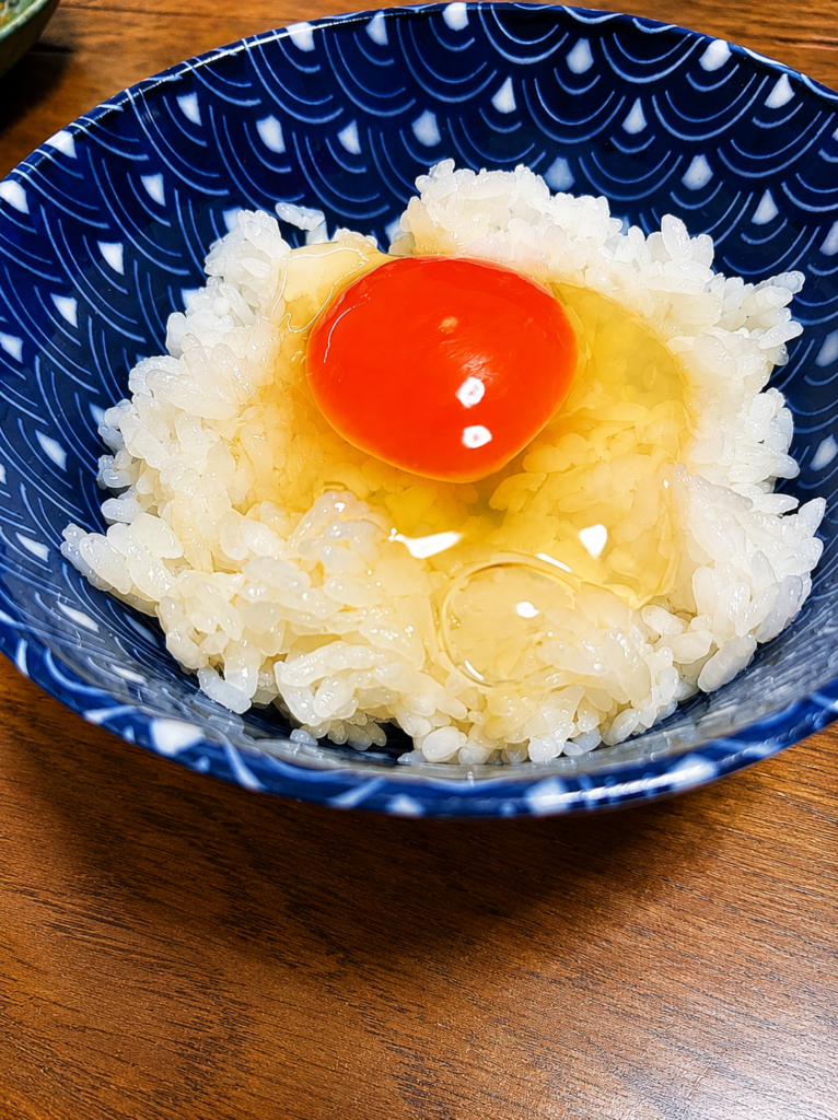コストコの卵を炊きたてご飯にのせた卵かけご飯