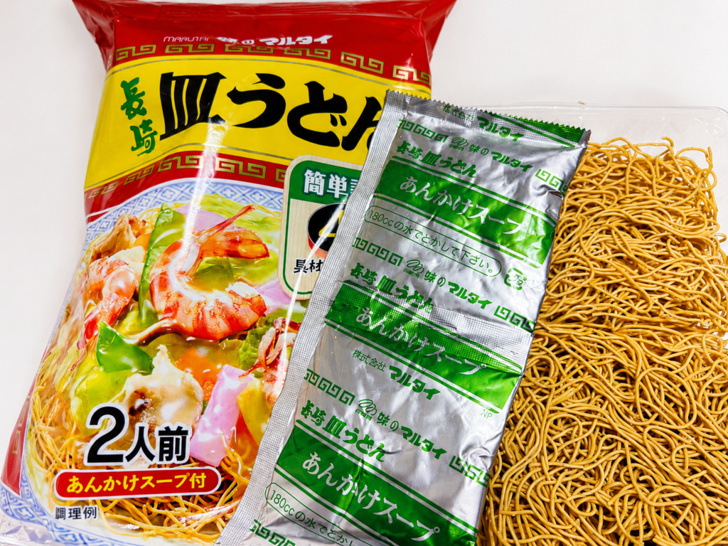 皿うどんの揚げ麺とあんかけスープ