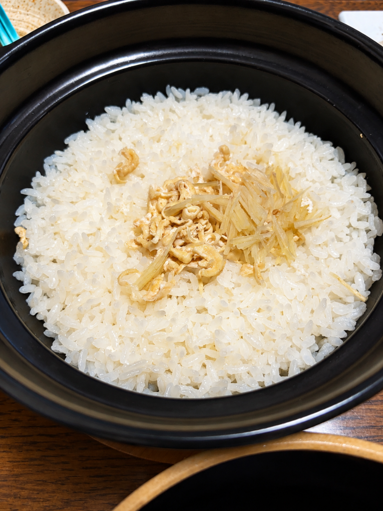 鶏の茹で汁と生姜で炊いたカオマンガイ風ご飯

