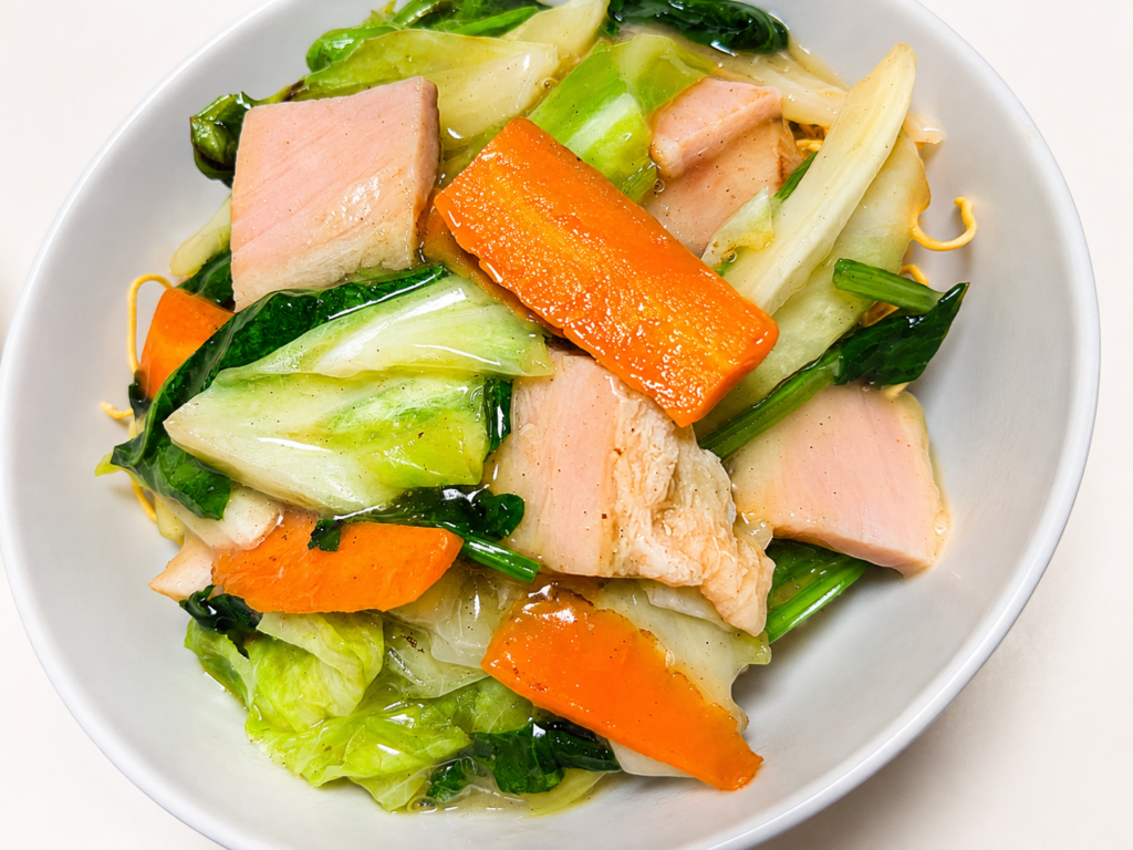 皿うどんに野菜あんをたっぷりかけた完成写真
