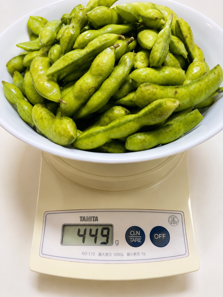コストコ黄門ちゃ豆の内容量を449gで計量した様子