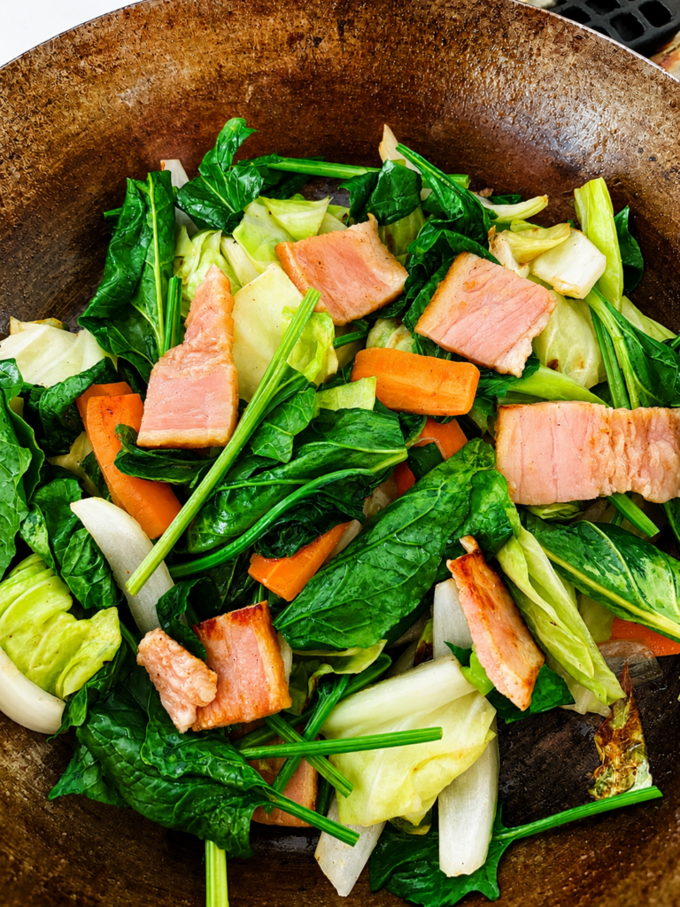 ベーコンと野菜を炒めている様子