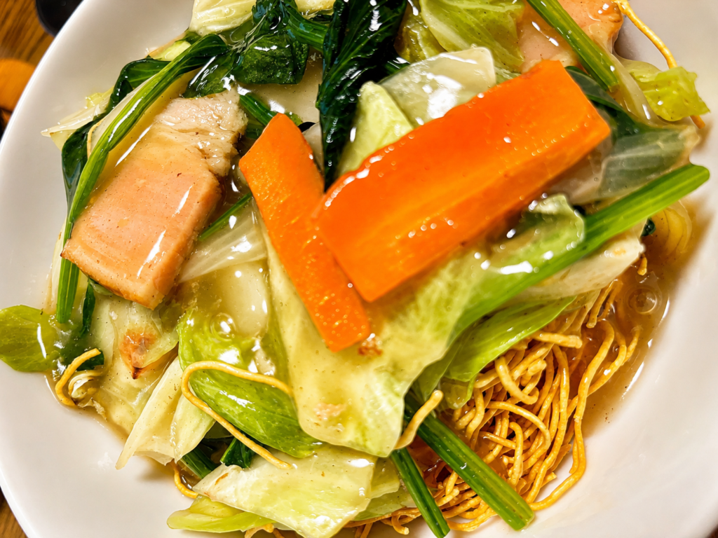 パリパリ麺に熱々あんをかけた皿うどんのアップ