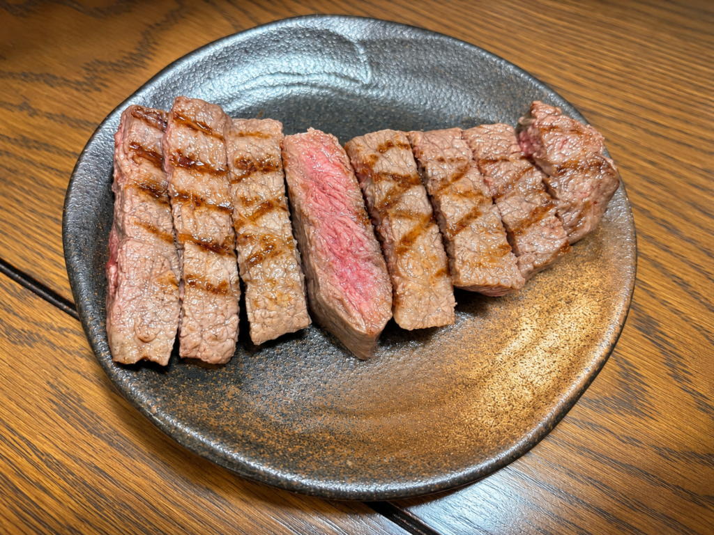 表面に焼き目を付けて切り分けた和牛カメノコステーキ