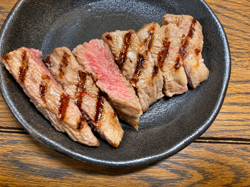 中心をほんのりピンク色に焼いた和牛カメノコの断面牛カメノコステーキ