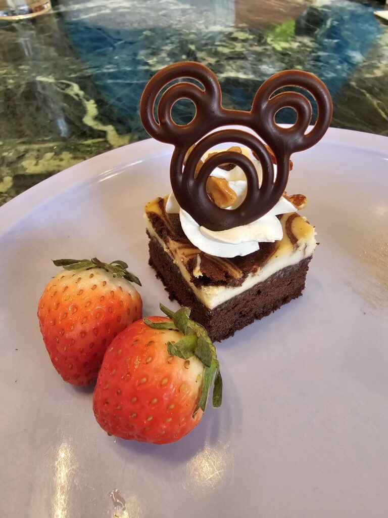 クリスタルパレス・レストランのリボンやミッキー形チョコを飾ったデザート