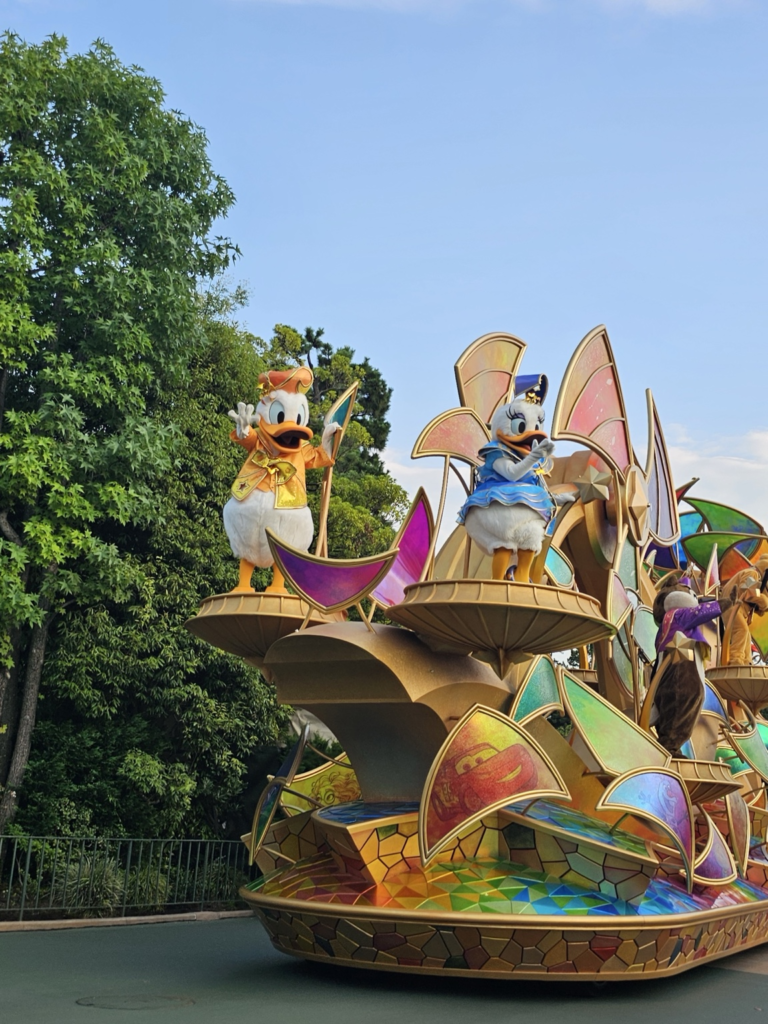 東京ディズニーランドのパレードで手を振るドナルドダックとデイジーダック