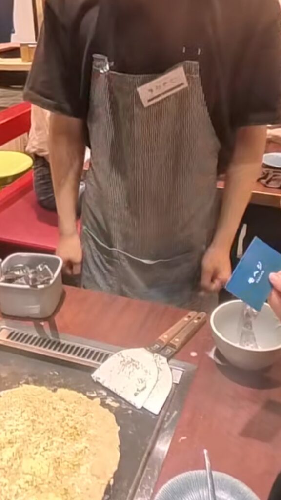 焼き上がった明太子もちチーズもんじゃ。香ばしい焼き目が付いた完成直後の様子。