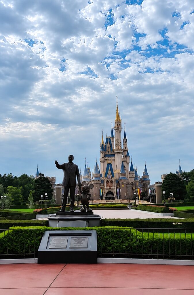 東京ディズニーランドのシンデレラ城とパートナーズ像