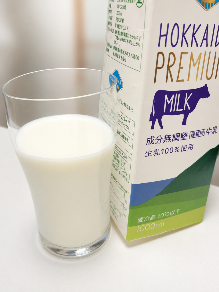 A2北海道プレミアムミルクA2型をコップに注いだ様子