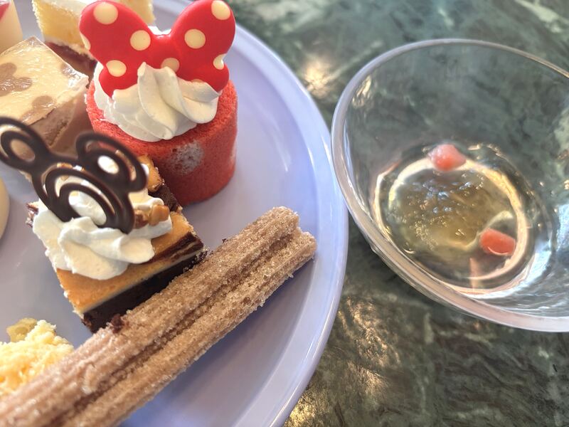 クリスタルパレス・レストランのリボンやミッキー形チョコを飾ったデザート