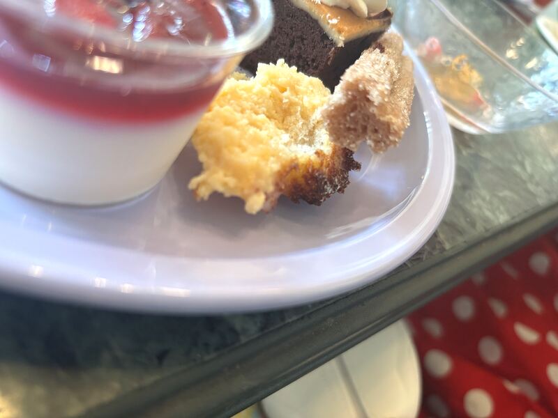 クリスタルパレス・レストランで食べたムースとケーキとチュロス