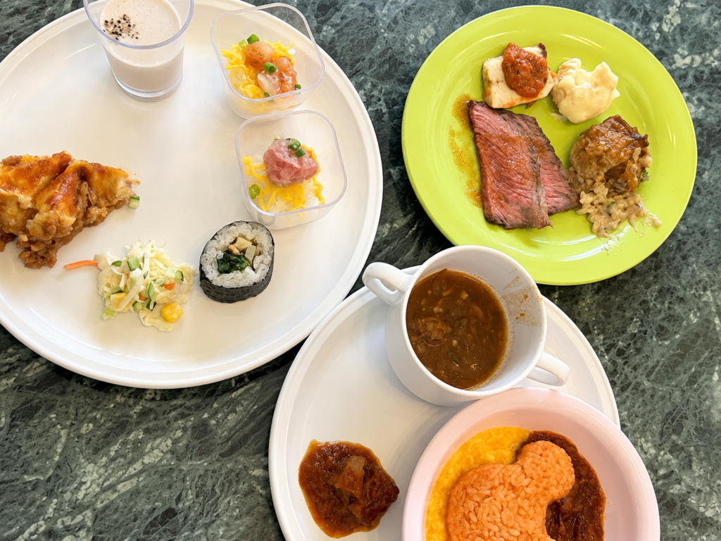 クリスタルパレス・レストランで取ったローストビーフ、肉料理、魚料理、サラダ、巻き寿司、スープ
