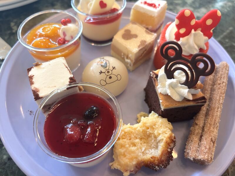 クリスタルパレス・レストランで取ったケーキやムースなどのデザート