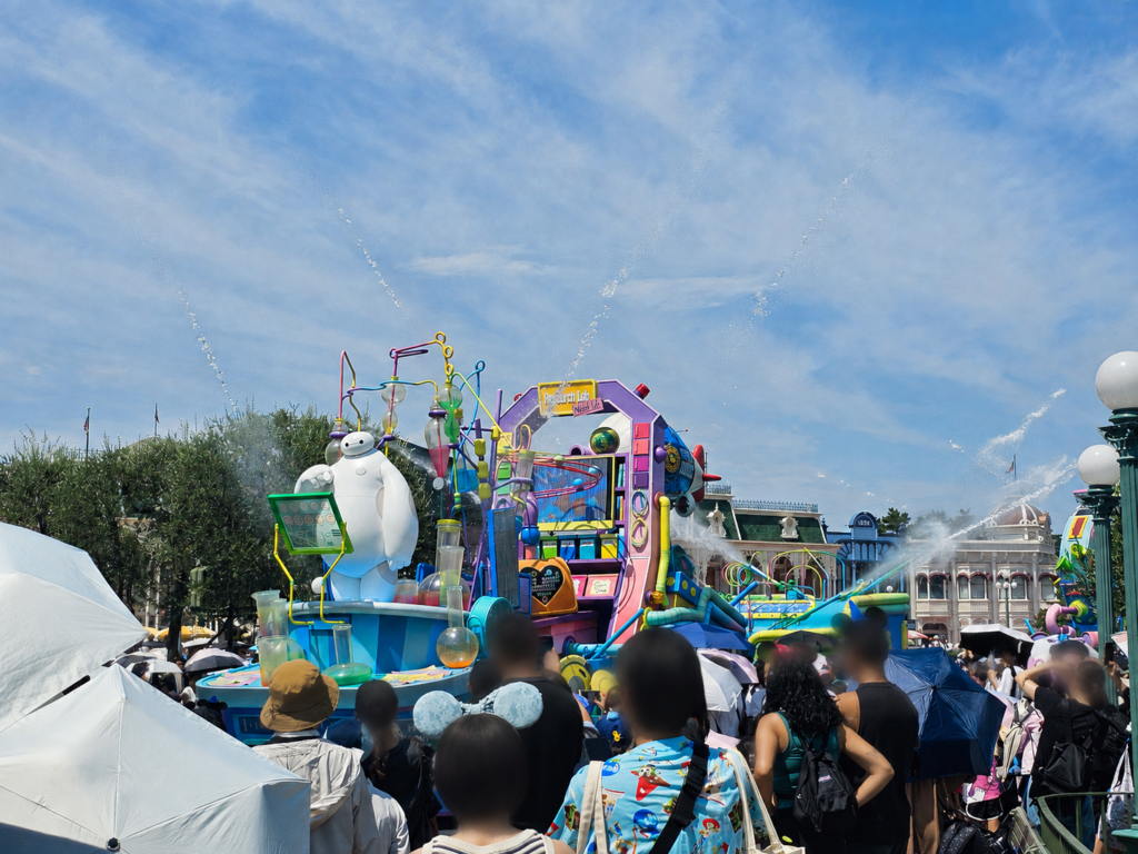 東京ディズニーランドのベイマックスの散水パレード