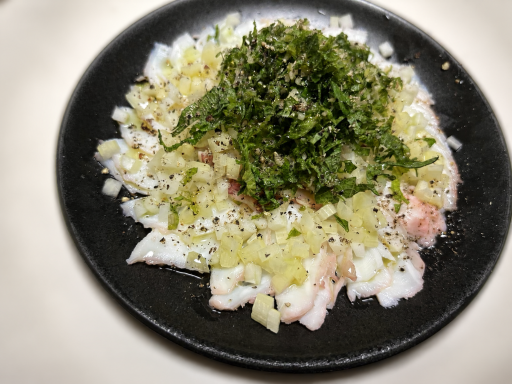 セロリ・玉ねぎ・青じそ・生姜をのせたタコのカルパッチョ