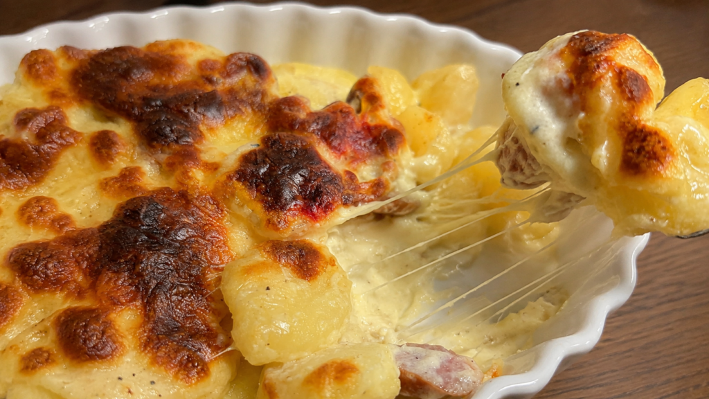 ポテトグラタンからチーズが伸びる様子