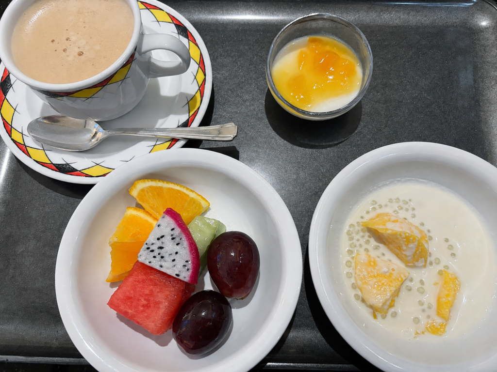 シェフミッキー朝食のデザート、フルーツとコーヒー