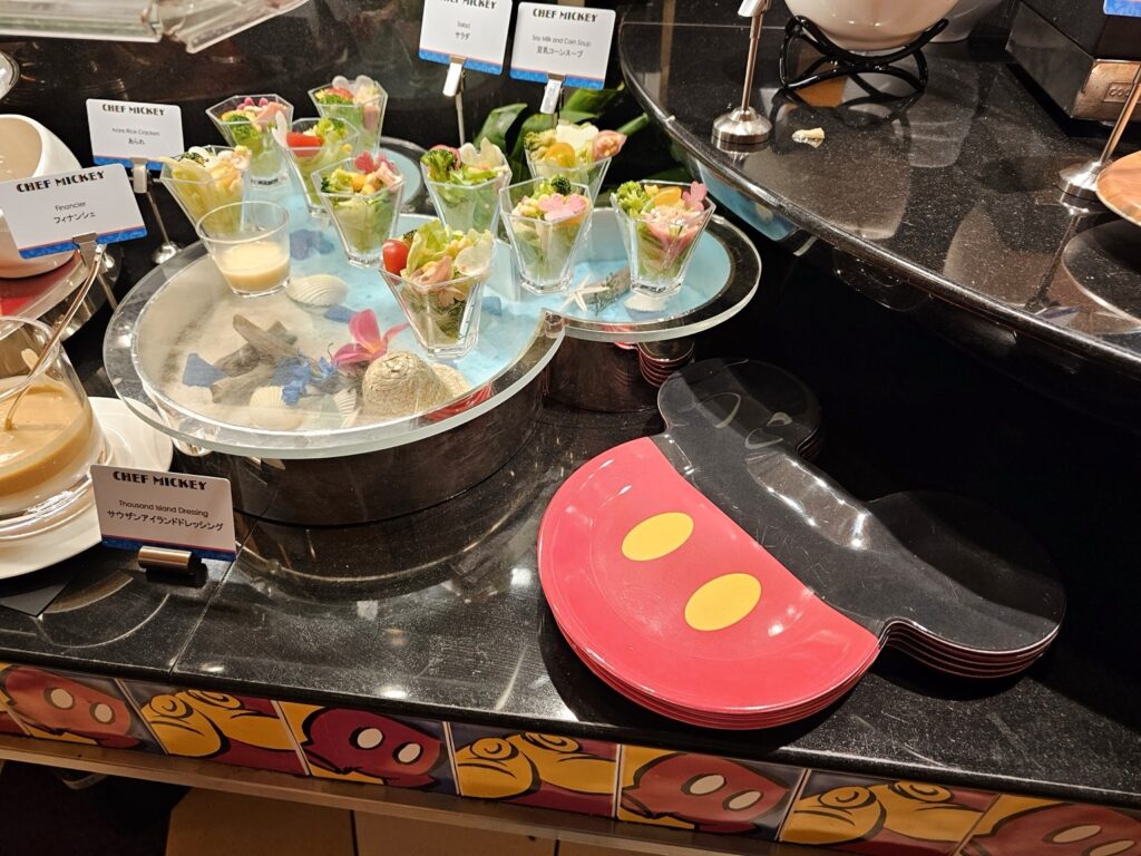 シェフミッキー朝食のビュッフェ台（ミッキーの台に乗ったグラスアミューズ）