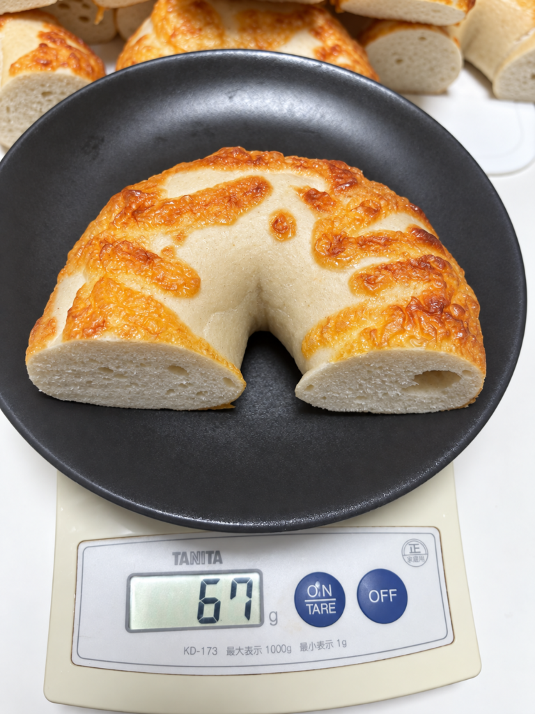 半分に切ったコストコのチーズベーグルを量った67gの重量表示