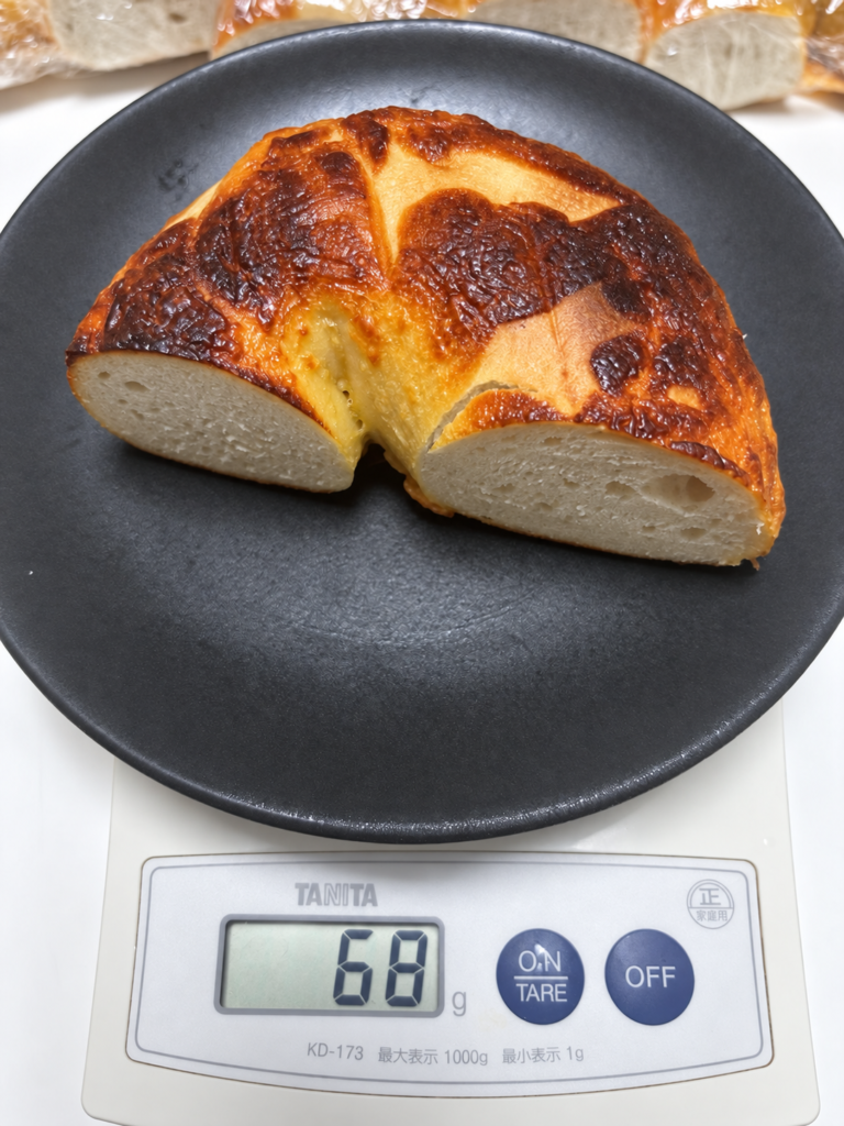 リベイクしたコストコのチーズベーグルを量った68gの重量表示