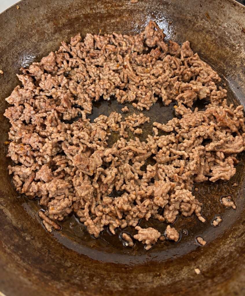 合いびき肉200gをフライパンで炒めるミートソースの工程